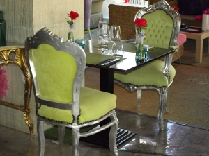 La decoración del Restaurante Tanino es chic contemporánea con asientos de terciopelo de colores complementados con muebles de madera decapada.